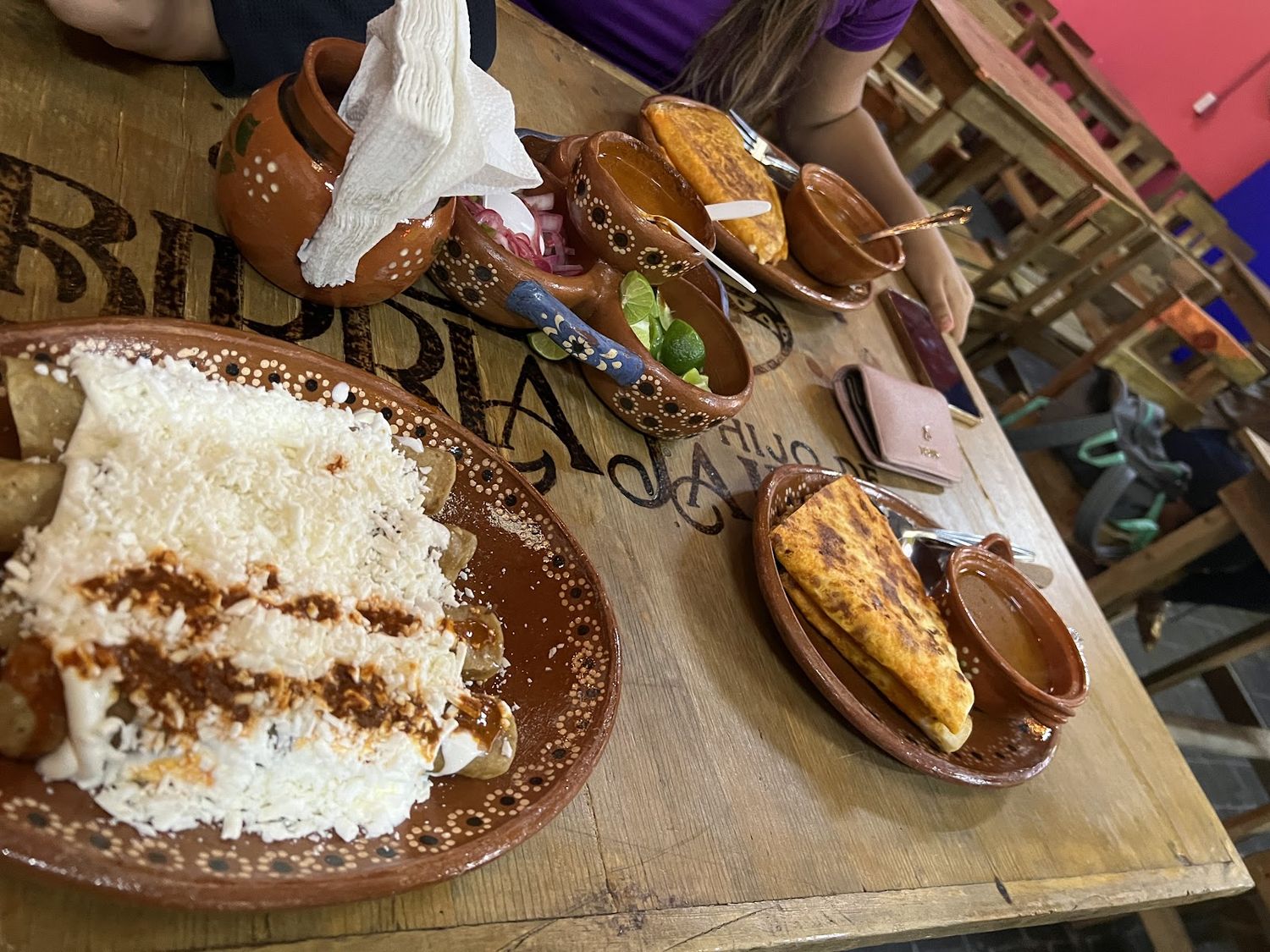 Platillos saliendo de la cocina