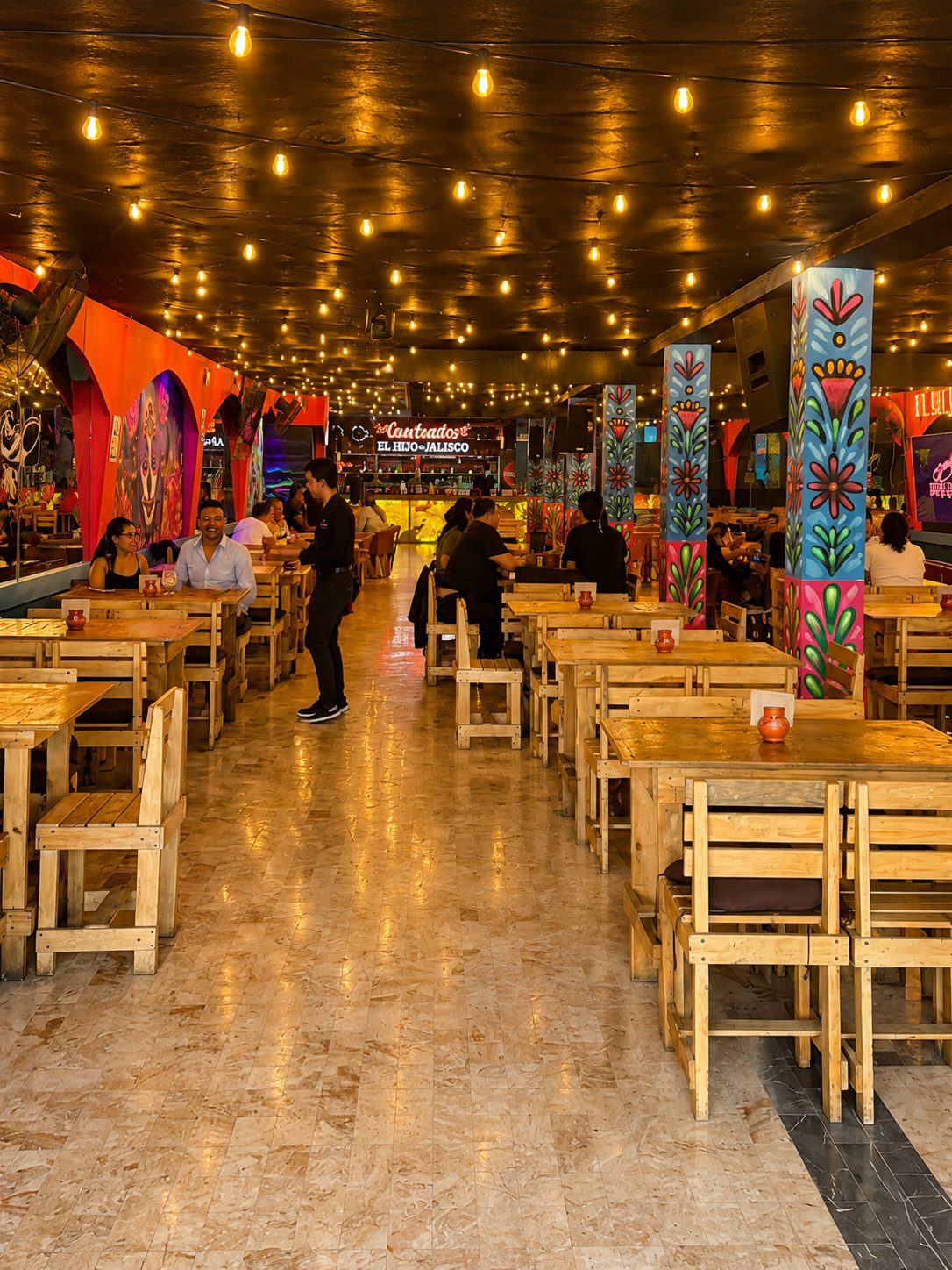 Equipo de meseros en el salón